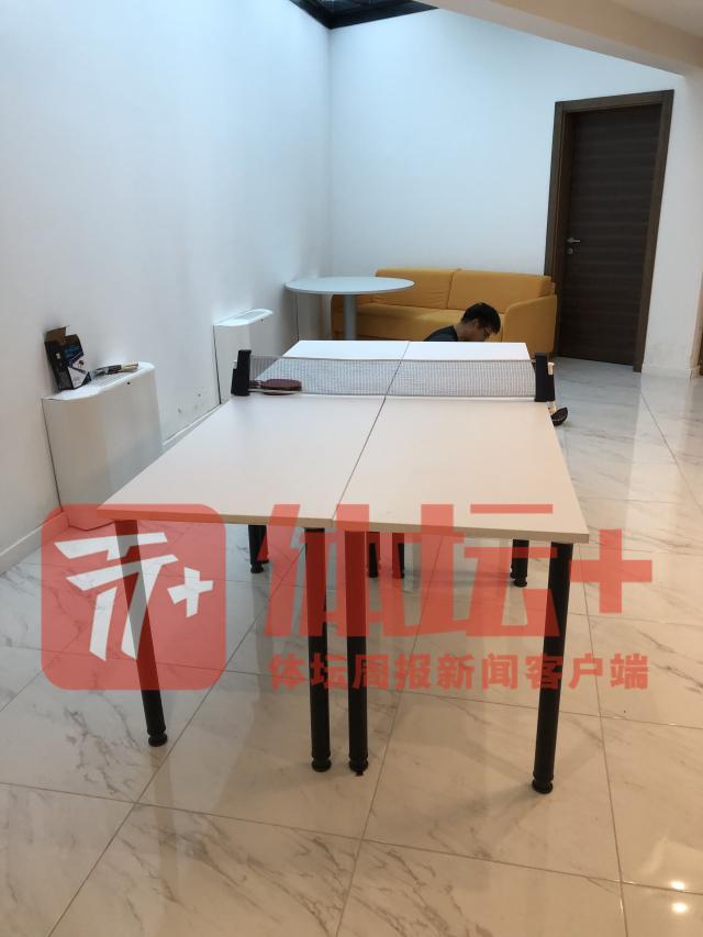 10-健身房外临时拼凑起来的乒乓球桌.jpg