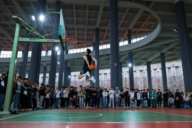 开云在线-重庆移通学院邀CBA草根扣篮王矣进宏等名将 带来“零距离”篮球盛宴